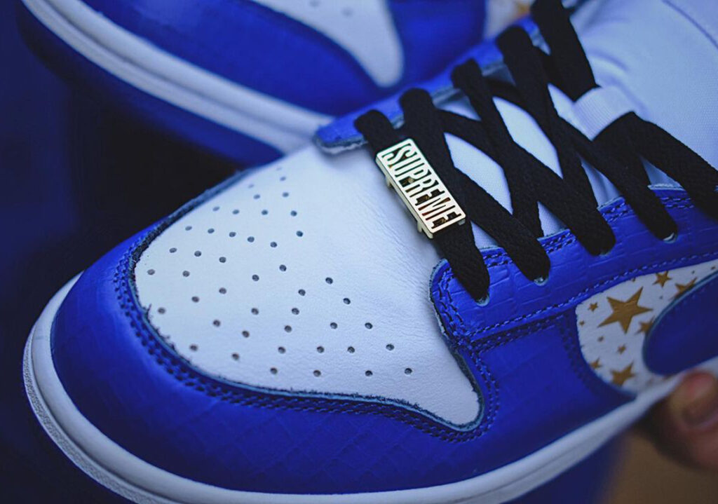 Supreme-Nike-SB-Dunk-Low-Release-Info-Blu-dettaglio-tube-supreme