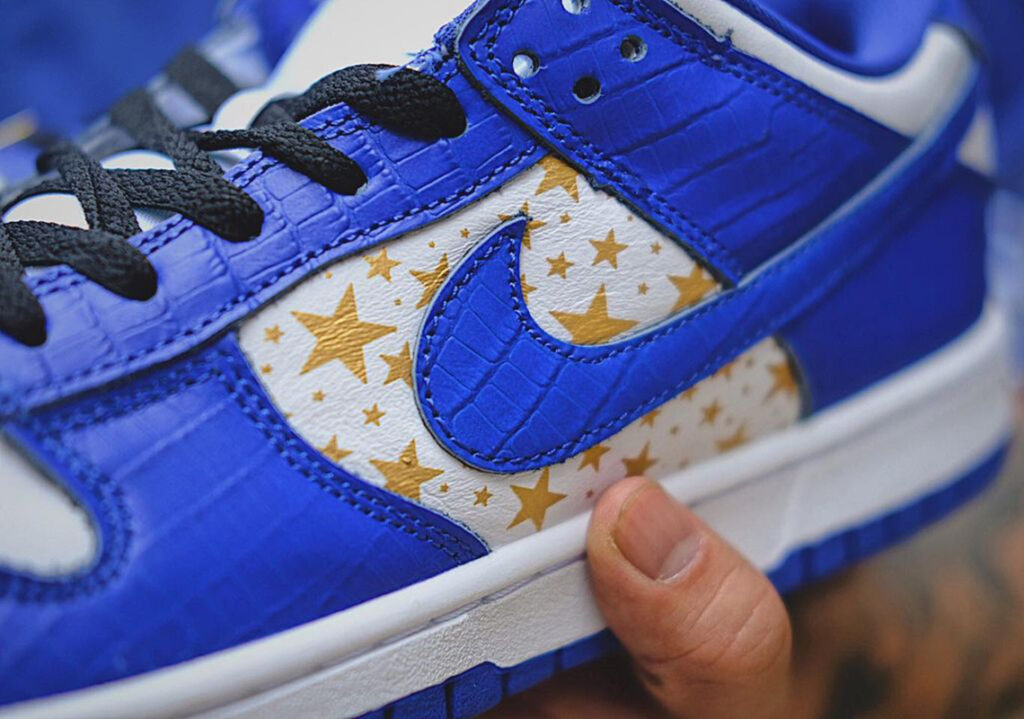 Supreme-Nike-SB-Dunk-Low-Release-Info-Blu-lato