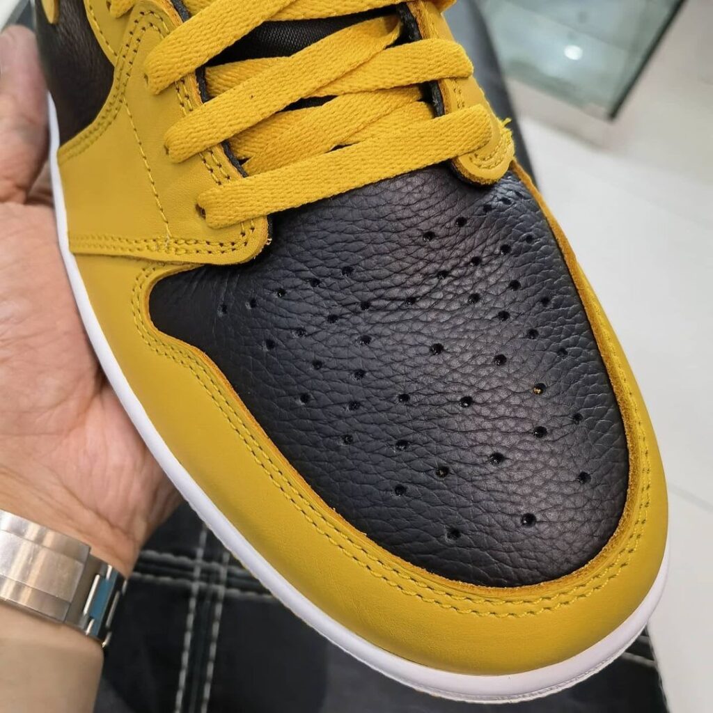 air-jordan-1-retro-high-og-pollen-555088-701-toe