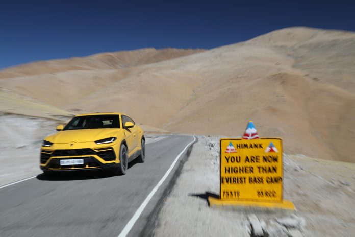 Lamborghini Urus Gialla Off Road