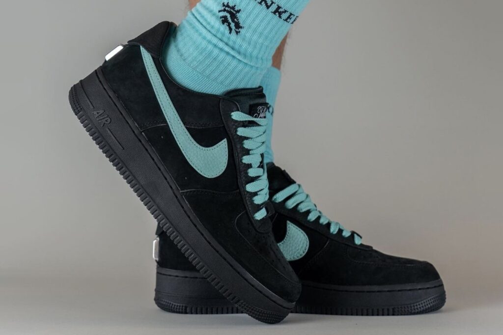 on-feet-look-tiffany-co-x-nike-air-force-1-low-collaboration-dz1382-001-003