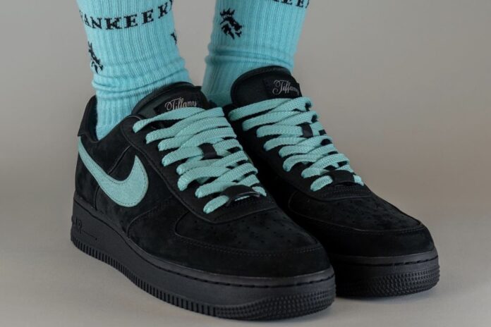 on-feet-look-tiffany-co-x-nike-air-force-1-low-collaboration-dz1382-001-004