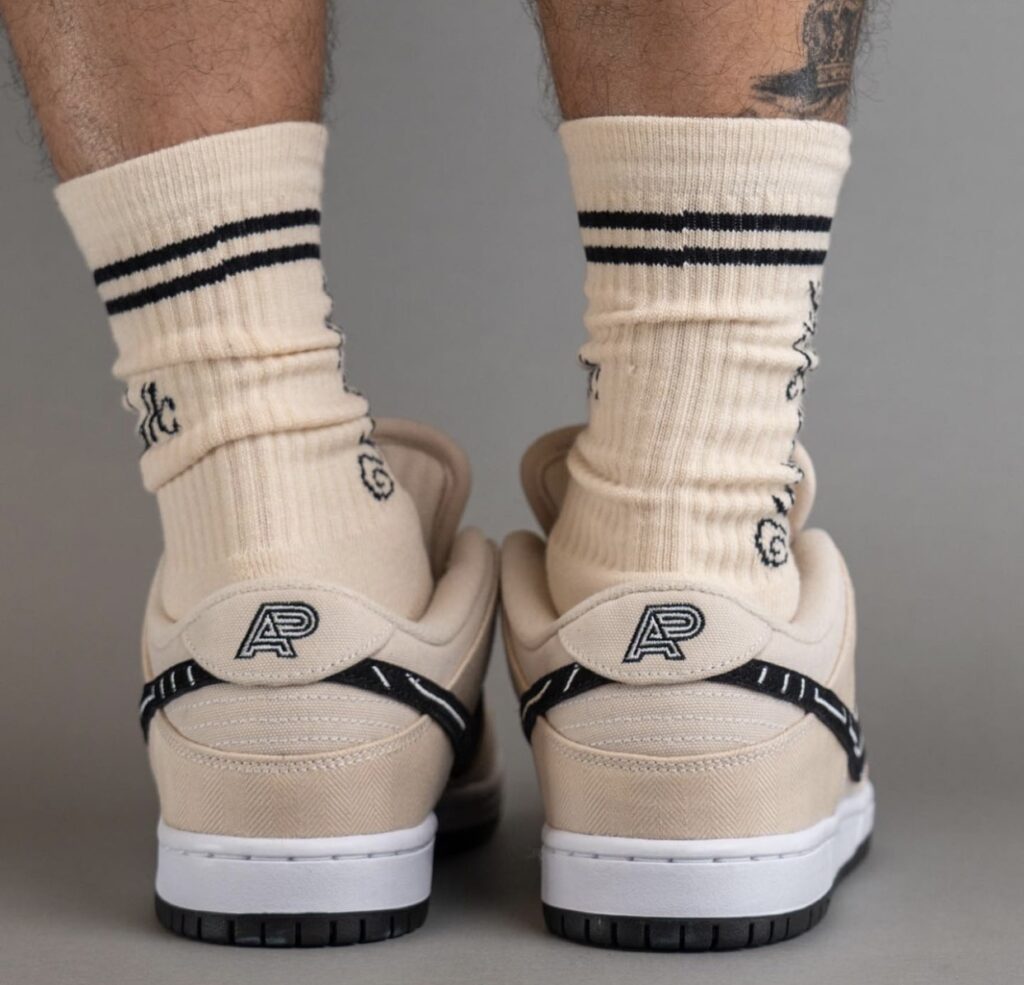 Albino-Preto-Nike-SB-Dunk-Low-FD2627-200-On-Feet-7