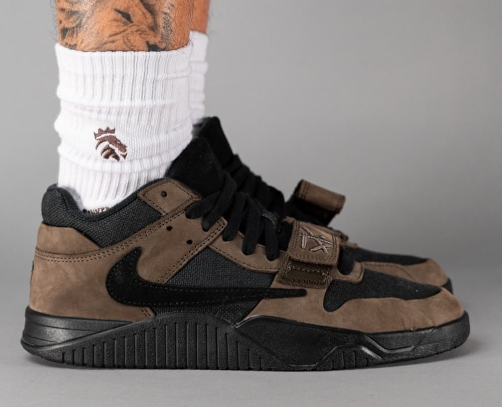 Travis-Scott-Jordan-Jumpman-Jack-Dark-Mocha-On-Feet-2