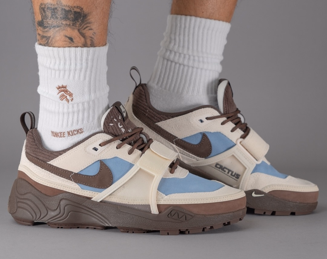 Travis Scott Nike Zoom Field Jaxx Leche Blue On Feet 3