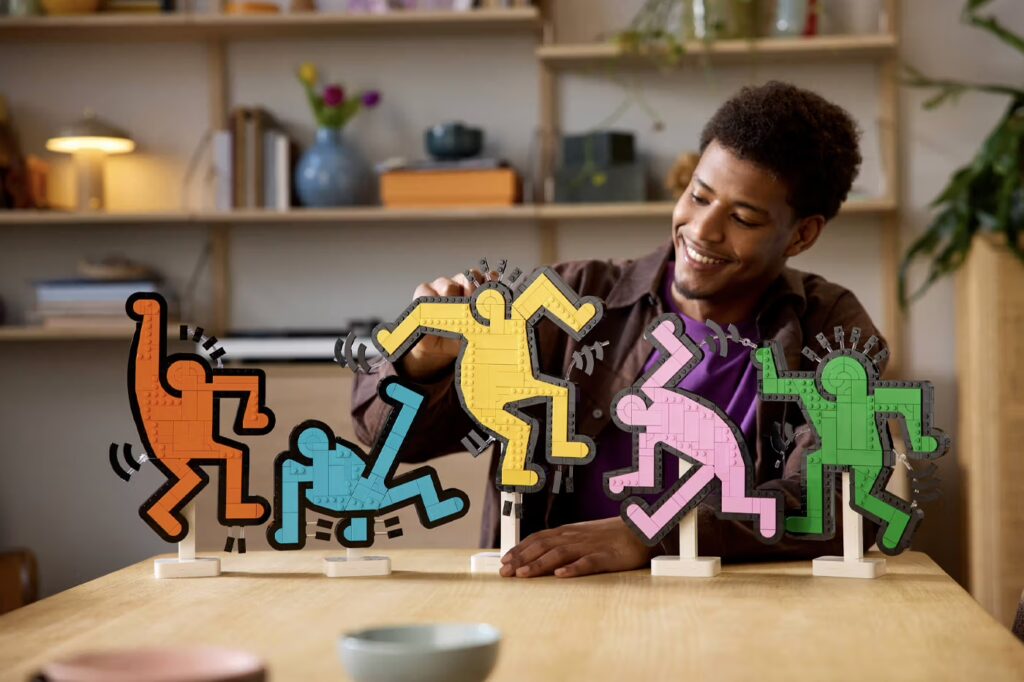 lego art keith haring dancing figures 31216 release info 001